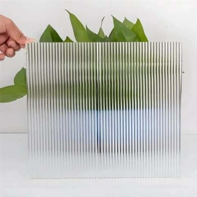 Verre texturé nervuré à faible teneur en fer